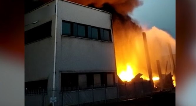 Peschiera Borromeo (MI) - In fiamme capannone di azienda logistica (03.06.22)
