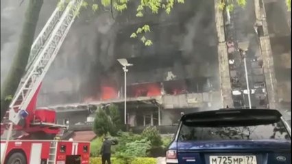 Arde un centro de negocios en Moscú