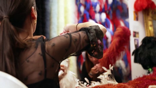 Au Lido, le plumassier va survivre... grâce à un jeune Népalais