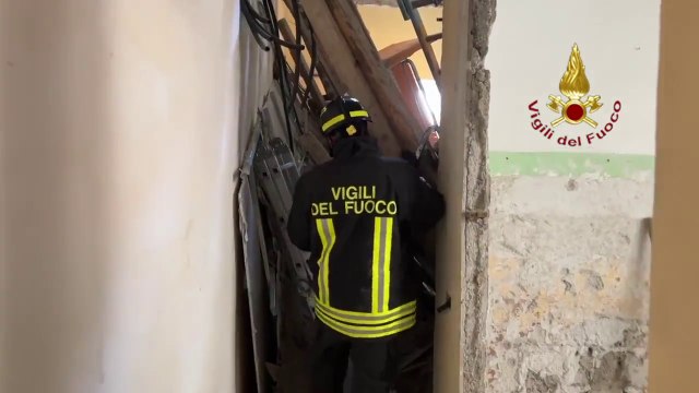 Crolla solaio di un'abitazione a Palermo, soccorse due persone