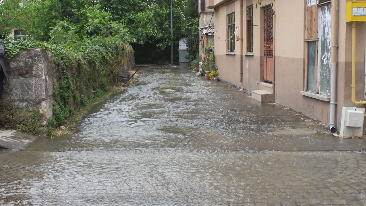 Ordu'da yol yapımı sırasında su borusu patladı