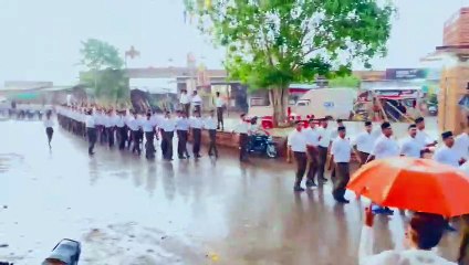 RSS : बारिश में स्वयंसेवकों ने निकाला संचलन