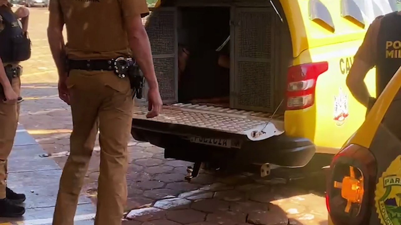 Homem resiste a abordagem da PM, precisa ser imobilizado e socorrido após crise