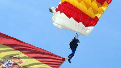 Una mujer paracaidista salta por primera vez durante el desfile de las Fuerzas Armadas