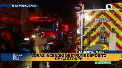 Voraz incendio consume depósito de cartones en La Victoria