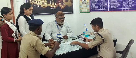 Скачать видео: बालासोर रेल हादसाे की जानकारी लेने पहुंचे पुलिस अधिकारी, हेल्प लाइन नम्बर की भी ली जानकारी