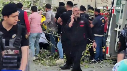 Beyazıt Meydanı'nda hareketli dakikalar: Turist rehberi, devrilen çınar ağacının altında kaldı