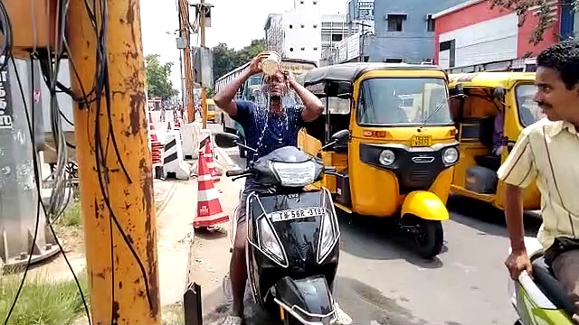 இணையத்தில் வைரலாவதற்காக நடுரோட்டில் குளித்த இளைஞர்; 3,500 அபராதம் விதித்து வைரலாக்கிய காவல்துறை