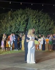 Μουζουράκης: Ο απίθανος χορός και το άγγιγμα στη φουσκωμένη κοιλίτσα της συζύγου του
