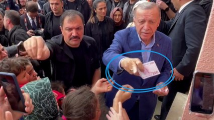 « Ce n’est pas pour la beauté du geste » : Erdogan distribue de l’argent liquide à des enfants