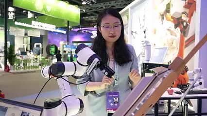 Beijing'de düzenlenen Bilim ve Teknoloji Forumu'nda robotlar sergileniyor