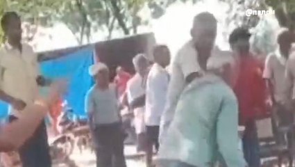 देखिए बुलाई गई पंचायत में जमकर चले लाठी डंडे, वायरल हो रहा वीडियो बना चर्चा