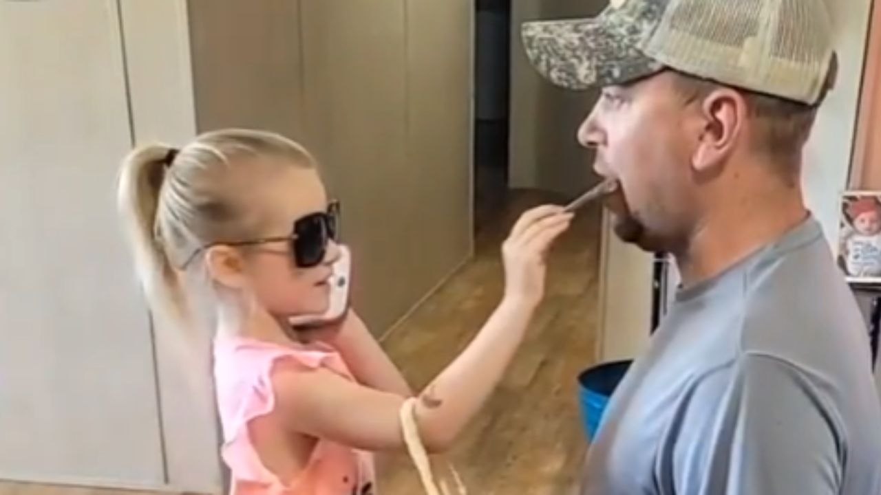 Loving Dad pretends to be the ATM for his littl...