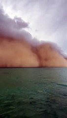 شاهد.. موجة غبار تسبق الرياح والأمطار على شواطئ جازان