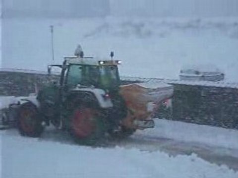 Déblayage avec tracteurs.