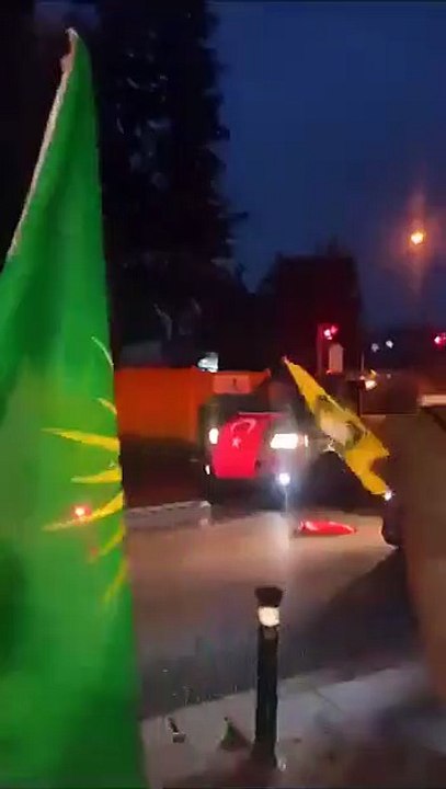 Türk bayrağını yerde gören HÜDA PAR'lılar bakın ne yaptı! Sosyal medyayı sallayan anlar