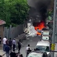 Park halindeki otomobil alev topuna döndü