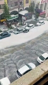 Ankara'da aniden bastıran dolu yağışı vatandaşlara zor anlar yaşattı