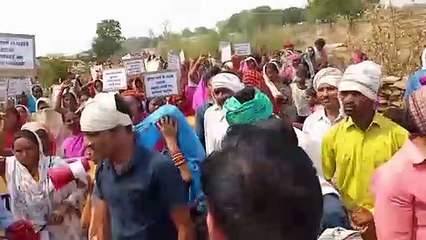 शराब दुकान को हटाने महिलाओं ने खोला मोर्चा और निकाली रैली