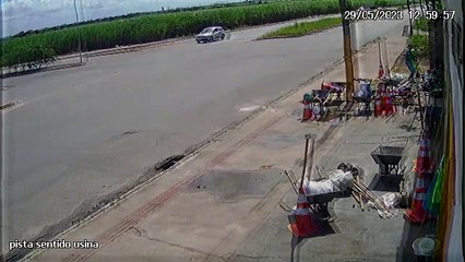 Colisão entre carro e moto no Benedito Bentes