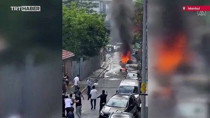 İstanbul'da park halindeki otomobil alev topuna döndü
