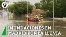 Los bomberos atraviesan en lancha la balsa de agua en Mirasierra tras la tormenta en la capital