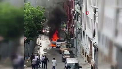 Beyoğlu'nda park halindeki araç alev alev yandı