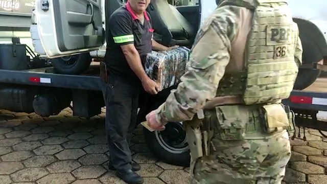 PRF apreende veículo com fardo de maconha e detém dois indivíduos