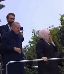 Cumhurbaşkanı Erdoğan'ın, eşinin duygusal anlarını fark ettiği o an! İzleyenleri duygulandırdı