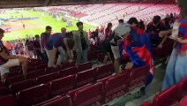 La hinchada del Barça se quiso llevar algunos 'recuerdos' del Camp Nou / REDES