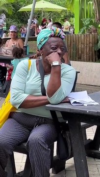 Trovadores entretienen a visitantes de zoológico