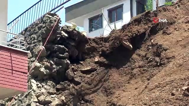 Trabzon'da bir sitenin istinat duvarı çöktü