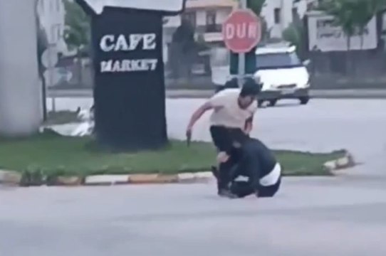 Akaryakıt istasyonunda silahlı borç- alacak kavgası kamerada