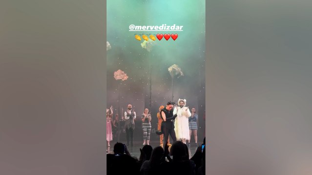 Merve Dizdar Alice Müzikali'nde dakikalarca alkışlandı