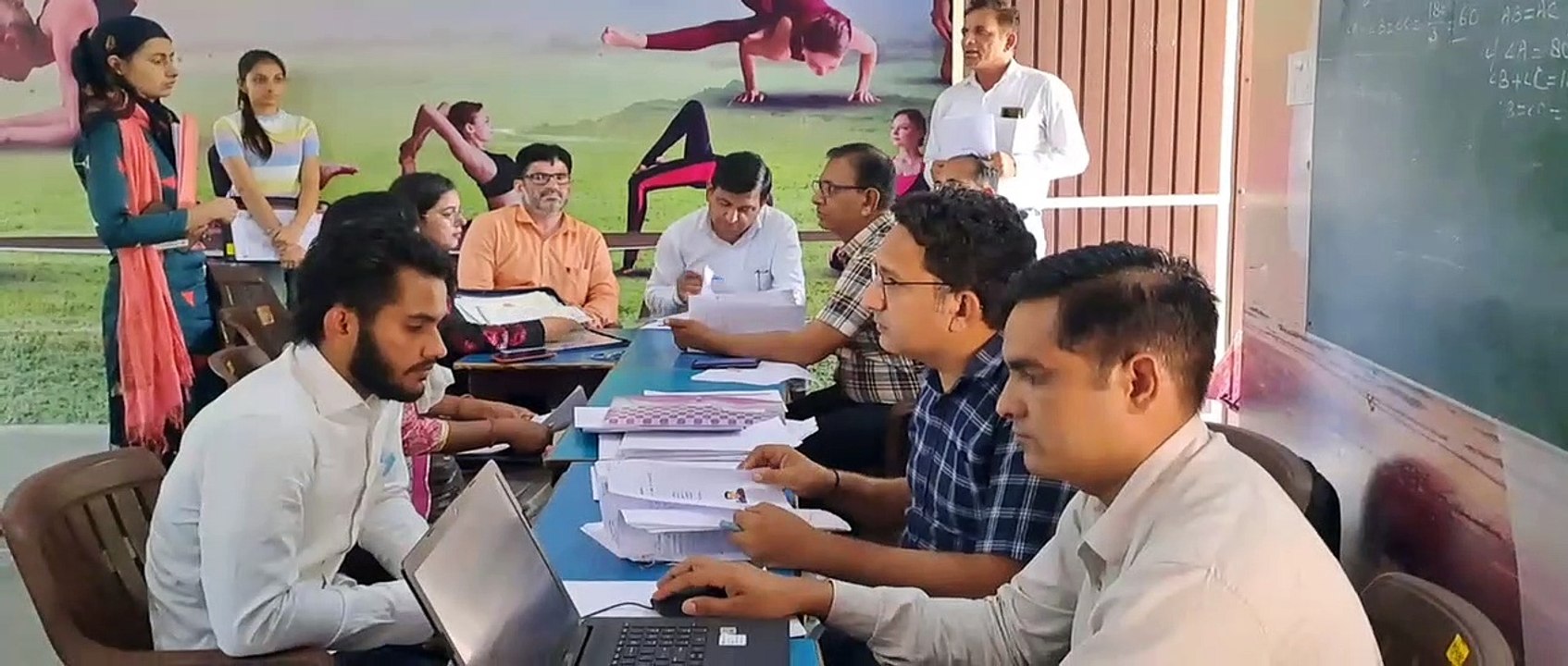 महात्मा गांधी इंग्लिश मीडियम स्कूलों को शीघ्र मिलेंगे अध्यापक