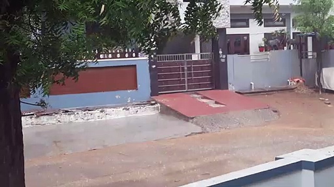 weather alert : तेज हवाओं के बीच हुई बारिश, मौसम हुआ सुहावना Video