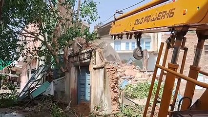 Video-- नगरपालिका की जेसीबी ने गिरा दिया जर्जर हवेली का शेष हिस्सा