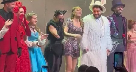 Alice Müzikali’de oyun durdu, Merve Dizdar dakikalarca alkışlandı