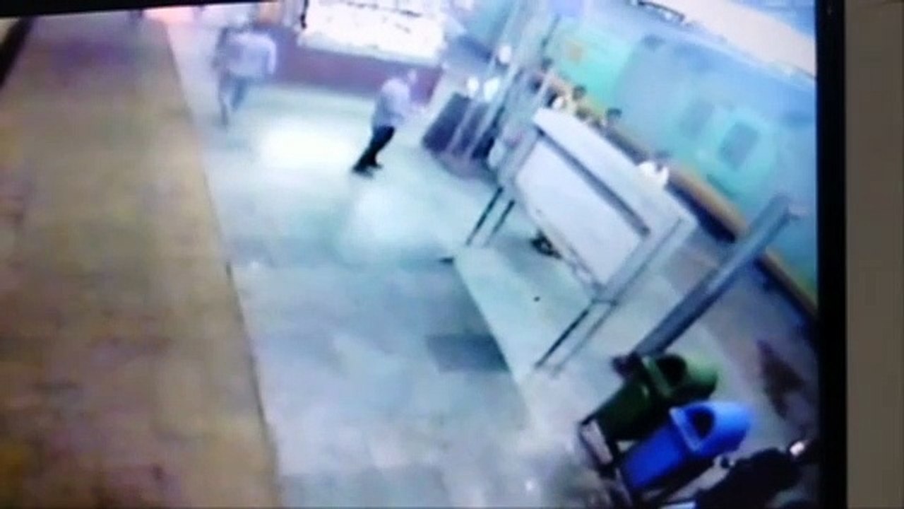 चलती ट्रेन से उतरते समय युवती हुई अंसतुलित, जीआरपी जवान ने बचाई जान