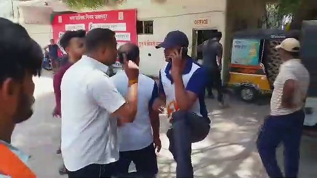 स्विमिंग पूल में मारपीट, युवकों ने कोच को रॉड और डंडों से पीटा- देखें वीडियो