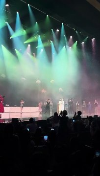 Alice Müzikali’de oyun durdu, Merve Dizdar dakikalarca alkışlandı