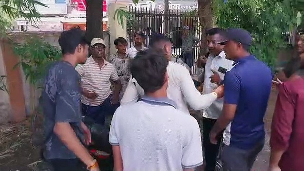 स्विमिंग पूल में मारपीट, युवकों ने कोच को रॉड और डंडों से पीटा- देखें वीडियो