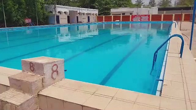 स्विमिंग पूल में मारपीट, युवकों ने कोच को रॉड और डंडों से पीटा- देखें वीडियो