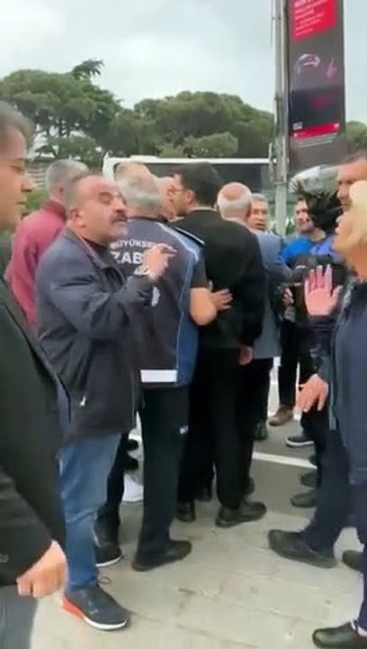 Üsküdar'daki kafelerin yıkımı sırasında İBB İmar Müdürü Ramazan Gülten darbedildi