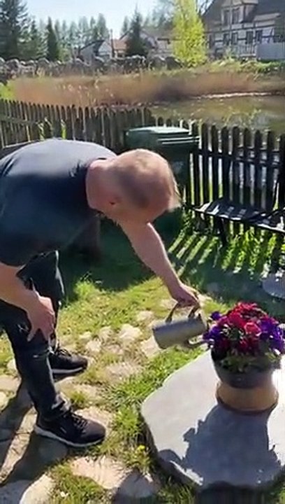 Il cache un secret à sa femme dans son jardin pour ses soirées entre potes