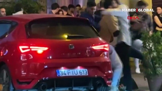 Taksim'de iki grubun tekmeli yumruklu kavgası kamerada