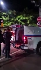 VÍDEO: Homem é preso por insultar e quebrar grade de viatura com chutes