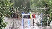 Chuvas em Madrid obrigam bombeiros a atravessar estrada a nado