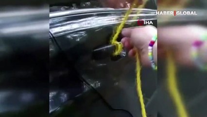 Arabada mahsur kalan ayı çamaşır ipiyle kurtarıldı