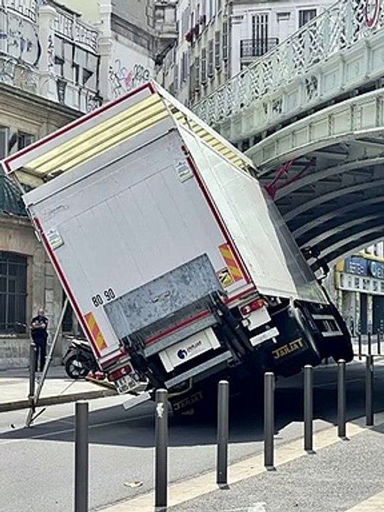 Un camion encastré cours Lieutaud à Marseille